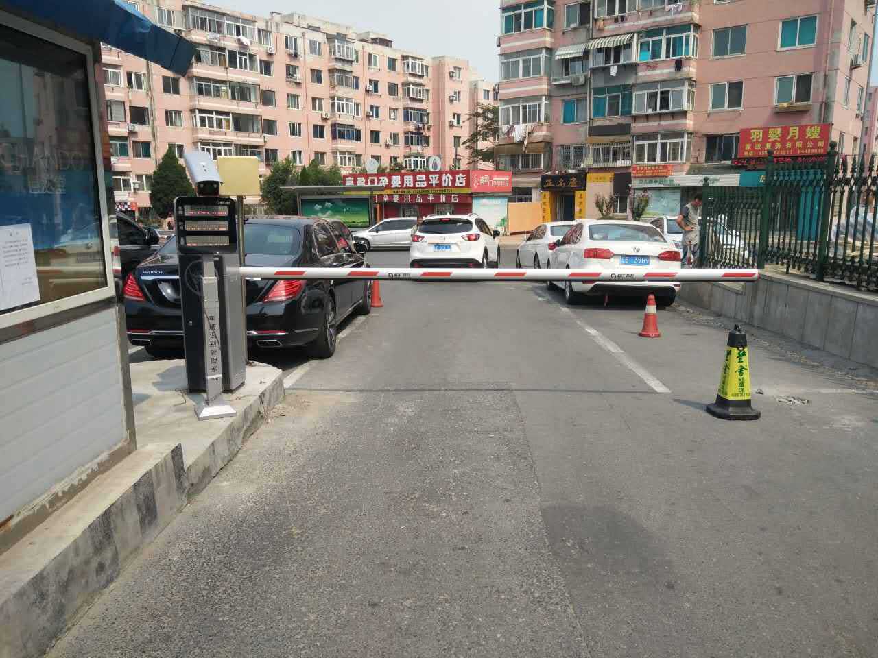 辽宁大连市妇产医院简系列III型车牌识别道闸系统